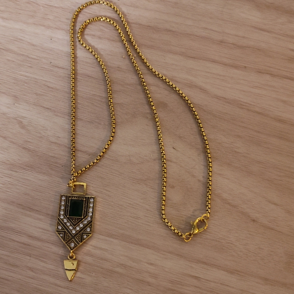 Elegant Gold and Green Pendant Necklace